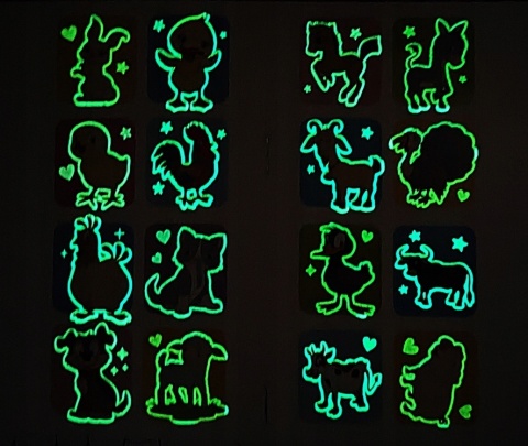 Brzdące kolorują Zwierzaki na wsi Kolorowanka Malowanka Naklejki świecące Brzdące kolorują Zwierzaki na wsi Kolorowanka Malowanka Naklejki świecące