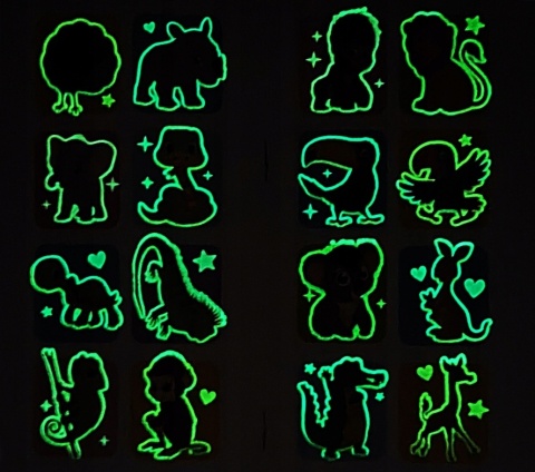 Brzdące kolorują Zwierzaki naklejki świecące Kolorowanka Malowanka